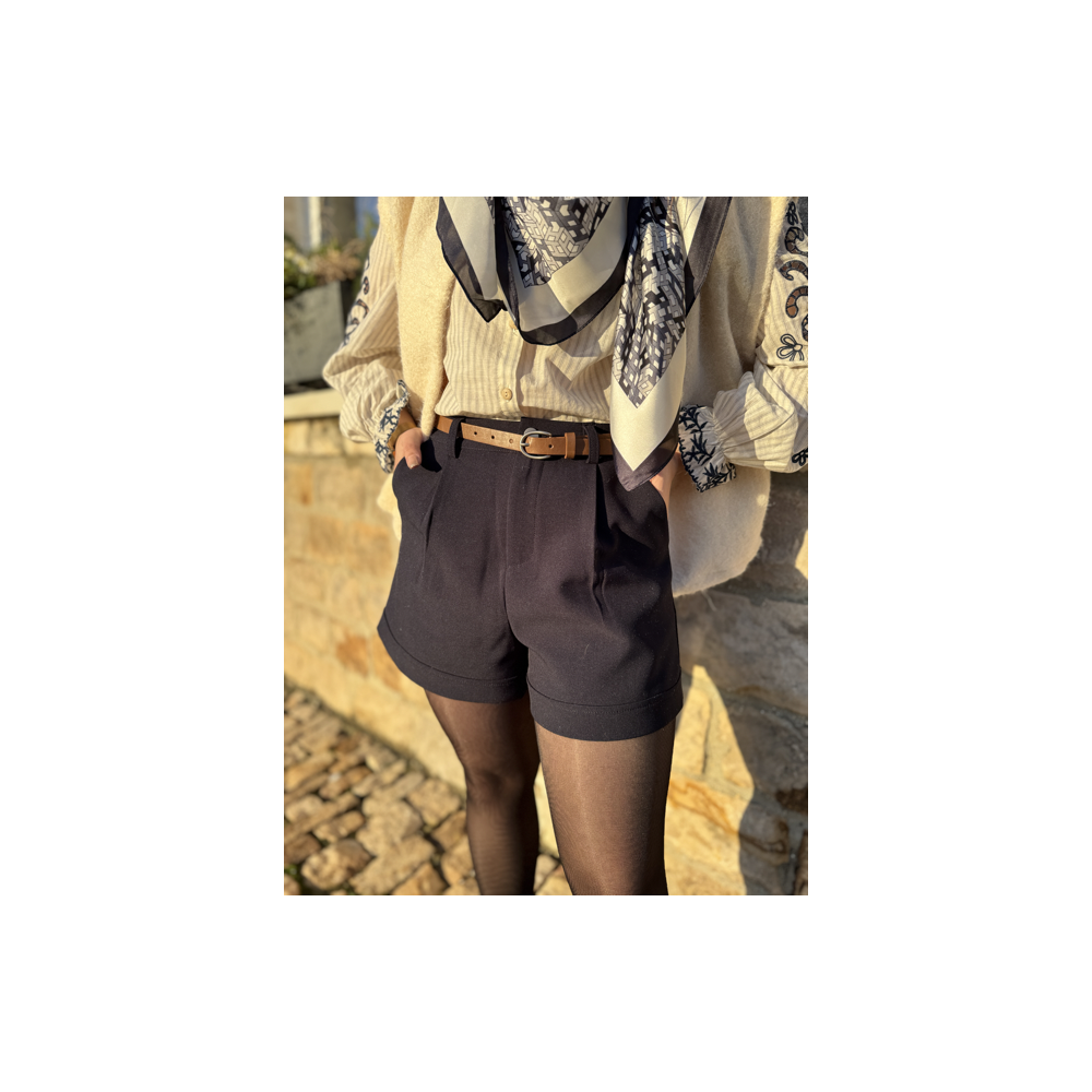 Short Bleu Marine Taille Haute avec Ceinture Camel - Élégance et Style Assuré