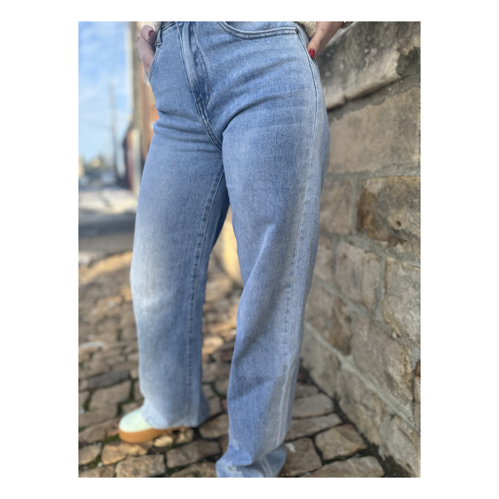 Jean Droit et Large Bleu Clair - L’Essentiel du Dressing Casual