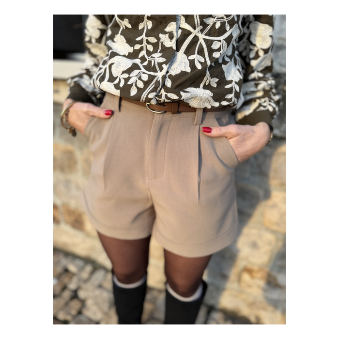 Short beige Taille Haute avec Ceinture Camel - Élégance et Style Assuré