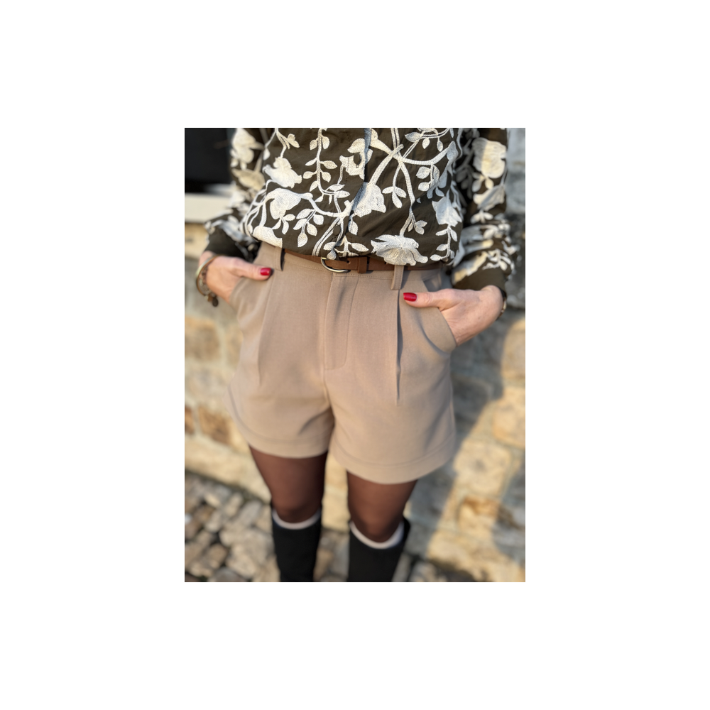 Short beige Taille Haute avec Ceinture Camel - Élégance et Style Assuré