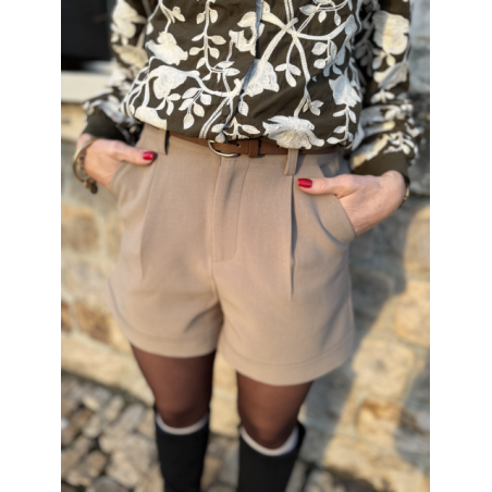 Short beige Taille Haute avec Ceinture Camel - Élégance et Style Assuré