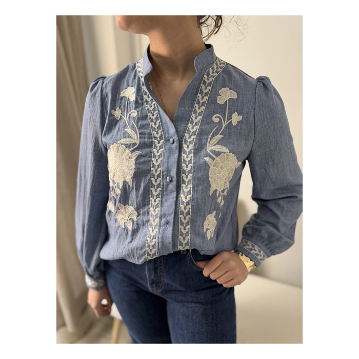 Blouse Bleu Ciel avec Broderies Florales et Col Mao | Élégance et Fraîcheur