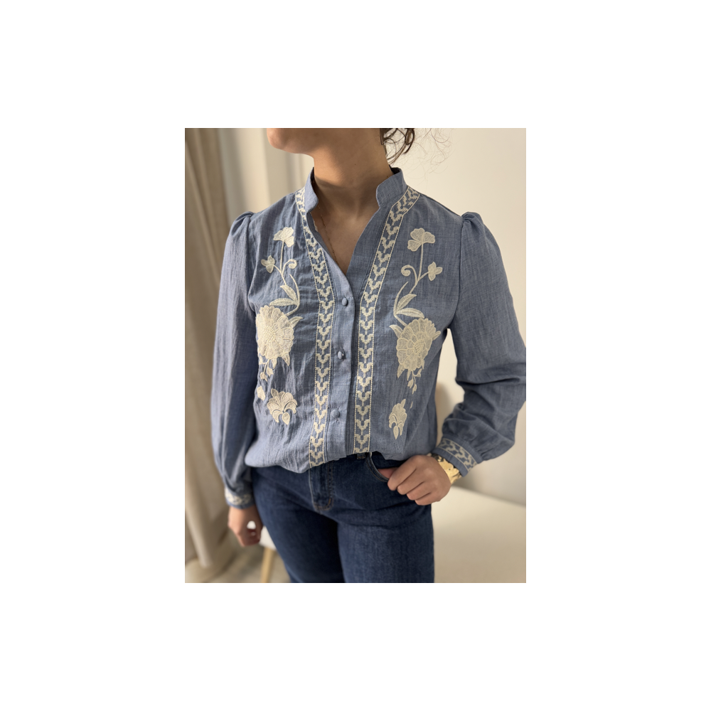 Blouse Bleu Ciel avec Broderies Florales et Col Mao | Élégance et Fraîcheur