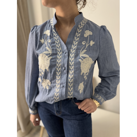 Blouse Bleu Ciel avec Broderies Florales et Col Mao | Élégance et Fraîcheur