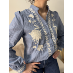 Blouse Bleu Ciel avec Broderies Florales et Col Mao | Élégance et Fraîcheur