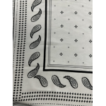 Carré Effet Soie Noir et Blanc Motif Bandana | Chic et Polyvalent