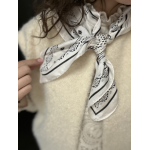 Carré Effet Soie Noir et Blanc Motif Bandana | Chic et Polyvalent