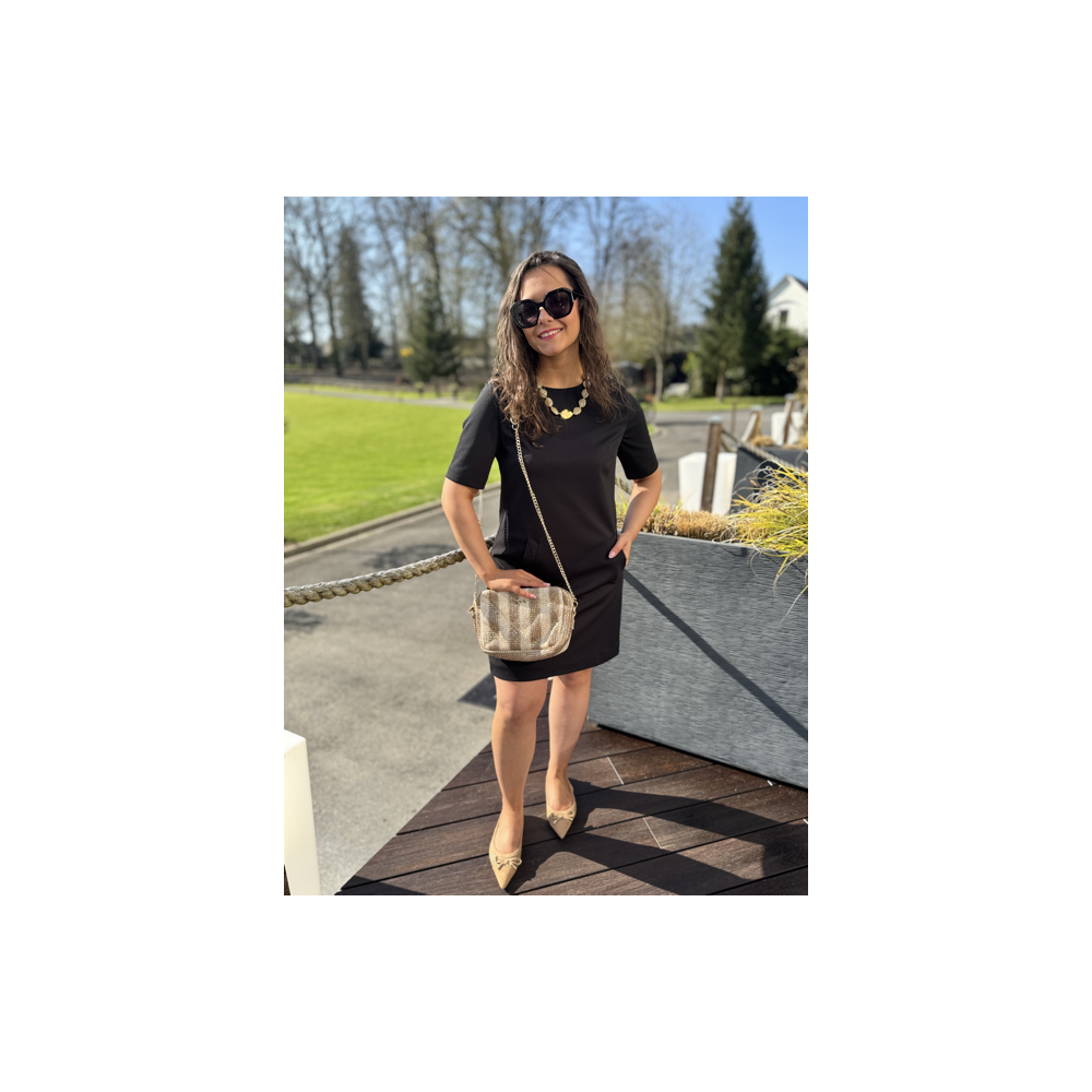Robe Noire Droite avec Poches – Élégance & Intemporalité Robe Noire Droite avec Poches – Élégance & Intemporalité