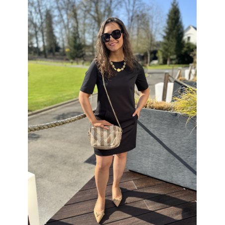 Robe Noire Droite avec Poches – Élégance & Intemporalité