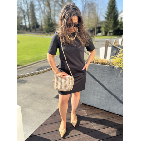 Robe Noire Droite avec Poches – Élégance & Intemporalité