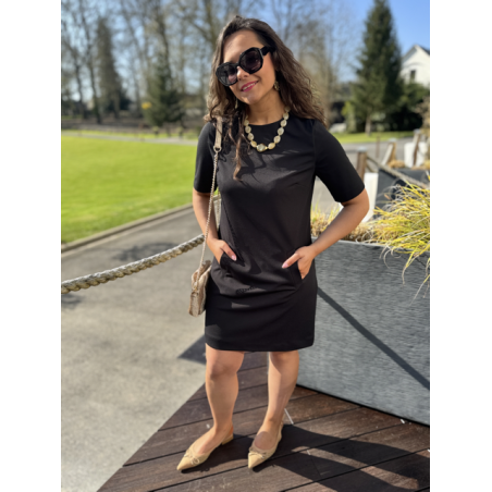 Robe Noire Droite avec Poches – Élégance & Intemporalité