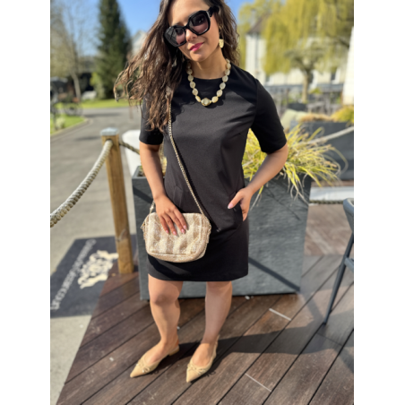 Robe Noire Droite avec Poches – Élégance & Intemporalité