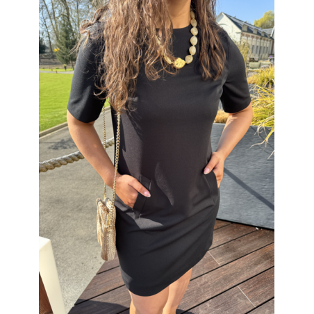 Robe Noire Droite avec Poches – Élégance & Intemporalité