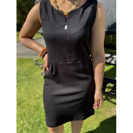 Robe noire courte près du corps – Col V & boutons dorés | Melle Jeanne