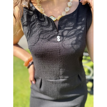 Robe noire courte près du corps – Col V & boutons dorés | Melle Jeanne