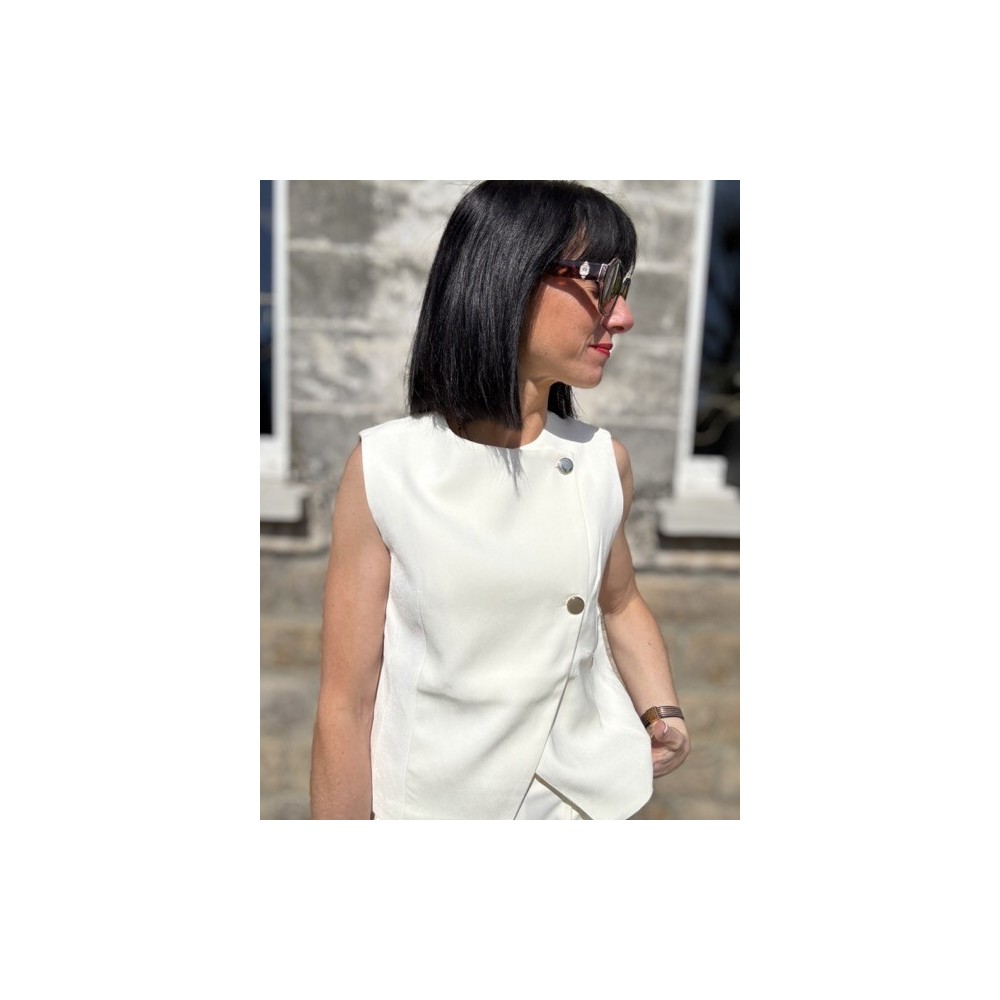 Boléro sans manches avec boutons dorés – Accessoire tailleur chic | Melle Jeanne Boléro sans manches avec boutons dorés – Accessoire tailleur chic | Melle Jeanne
