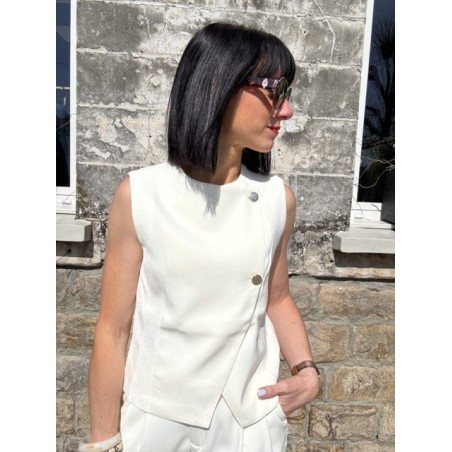 Boléro sans manches avec boutons dorés – Accessoire tailleur chic | Melle Jeanne