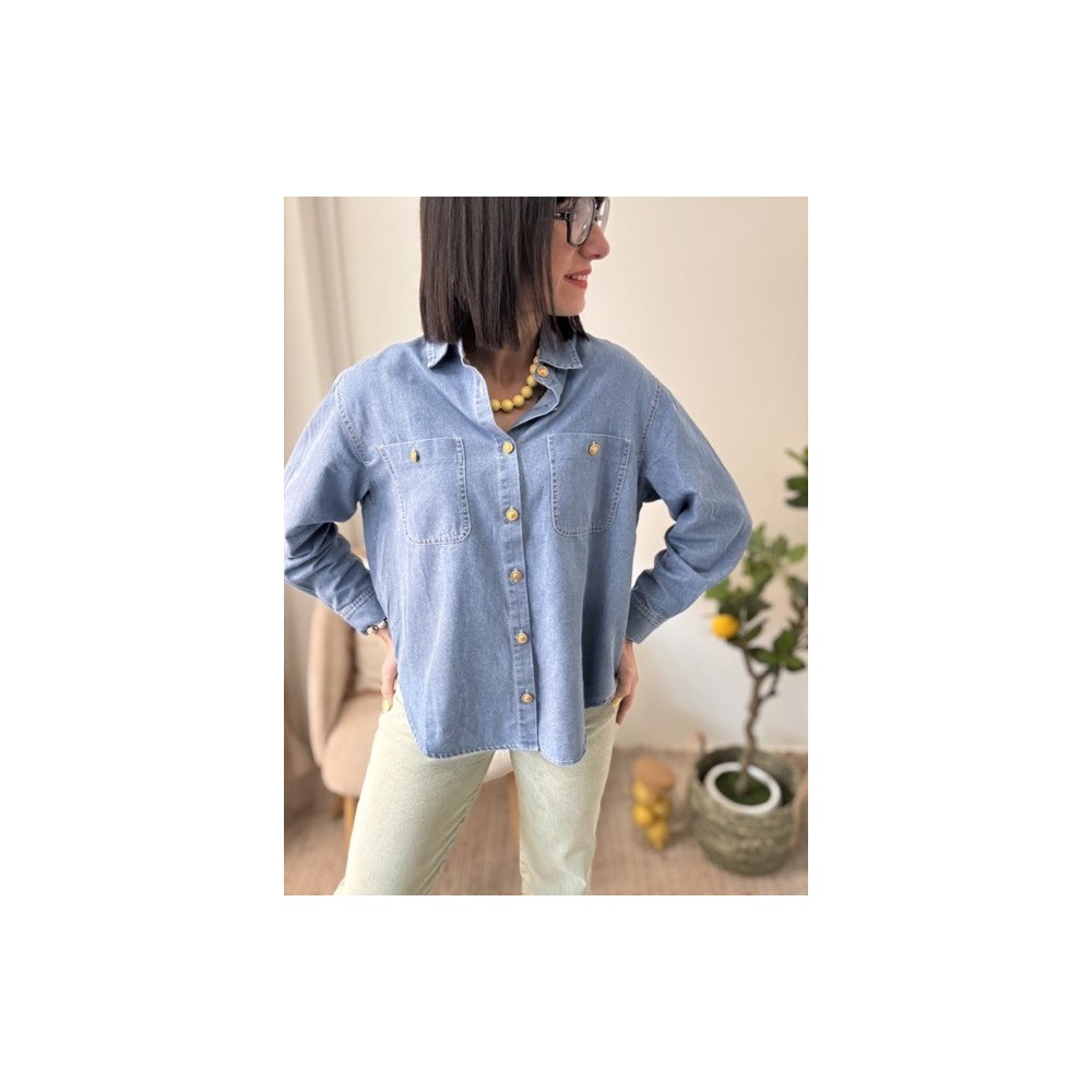 Chemise en jean oversize – Poches & boutons dorés | La Dolce Vibe Chemise en jean oversize – Poches & boutons dorés | La Dolce Vibe