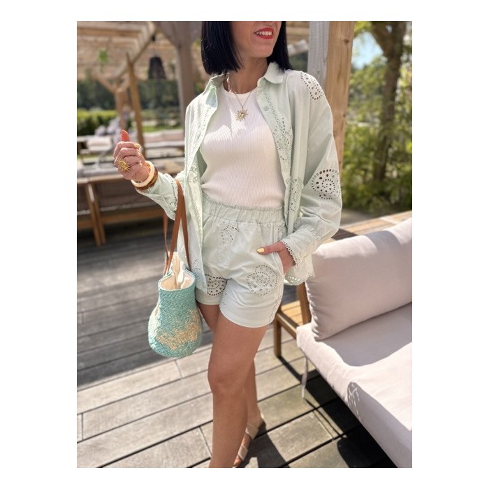Chemise ajourée vert menthe – Melle Jeanne | Motif soleil et fraîcheur d’été