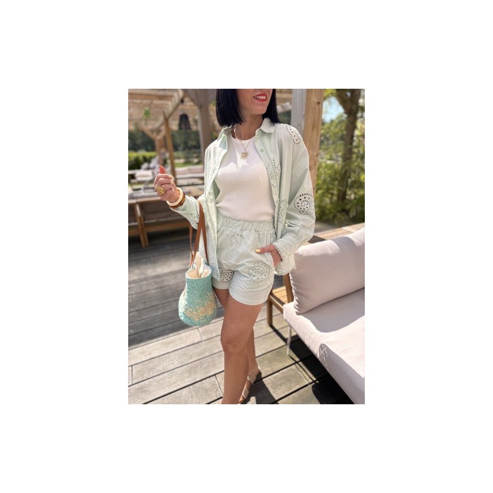 Chemise ajourée vert menthe – Melle Jeanne | Motif soleil et fraîcheur d’été Chemise ajourée vert menthe – Melle Jeanne | Motif soleil et fraîcheur d’été