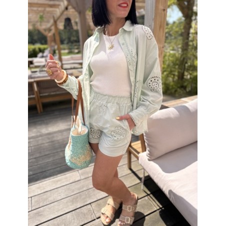 Chemise ajourée vert menthe – Melle Jeanne | Motif soleil et fraîcheur d’été