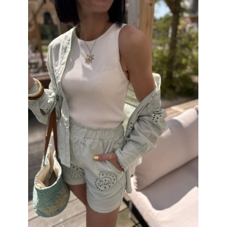Chemise ajourée vert menthe – Melle Jeanne | Motif soleil et fraîcheur d’été