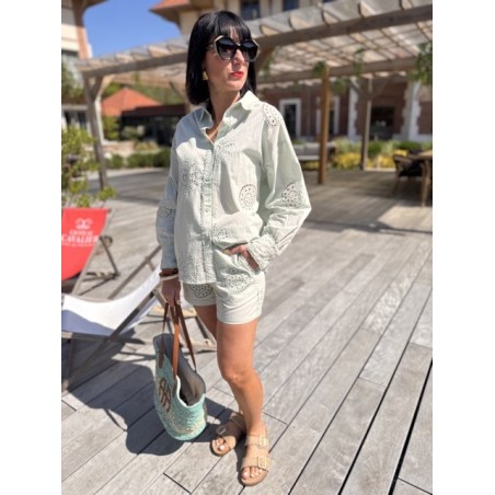Chemise ajourée vert menthe – Melle Jeanne | Motif soleil et fraîcheur d’été