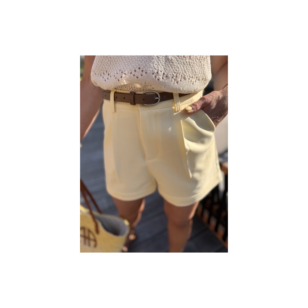Short jaune à plis et ceinture – Melle Jeanne | Chic estival et confort Short jaune à plis et ceinture – Melle Jeanne | Chic estival et confort
