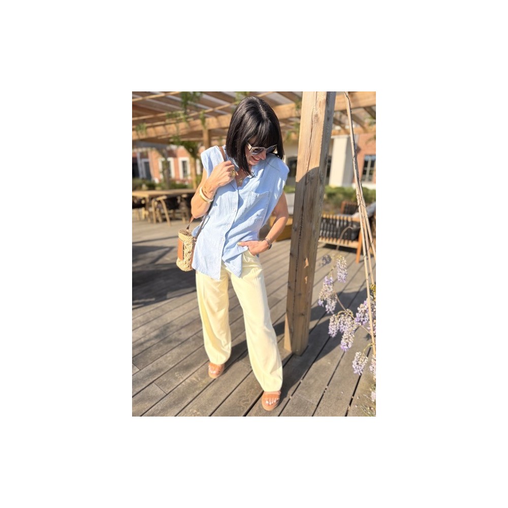 Blouse à épaulettes fluide – Melle Jeanne | Élégance structurée et confort Blouse à épaulettes fluide – Melle Jeanne | Élégance structurée et confort
