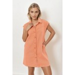 Robe chemise en jean corail – Look estival et tendance | Melle Jeanne