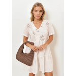Robe nude brodée manches courtes – Melle Jeanne | Style bohème chic