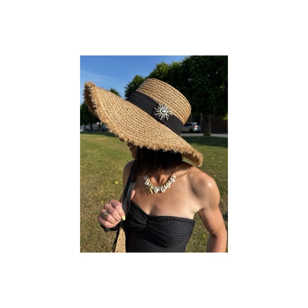 Chapeau féminin avec bandeau noir et détail soleil doré | Collection Le Soleil Chapeau féminin avec bandeau noir et détail soleil doré | Collection Le Soleil