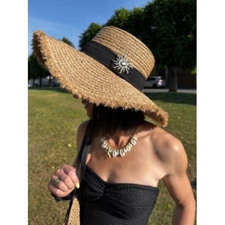 Chapeau féminin avec bandeau noir et détail soleil doré | Collection Le Soleil