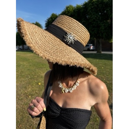 Chapeau féminin avec bandeau noir et détail soleil doré | Collection Le Soleil
