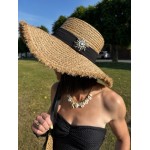 Chapeau féminin avec bandeau noir et détail soleil doré | Collection Le Soleil