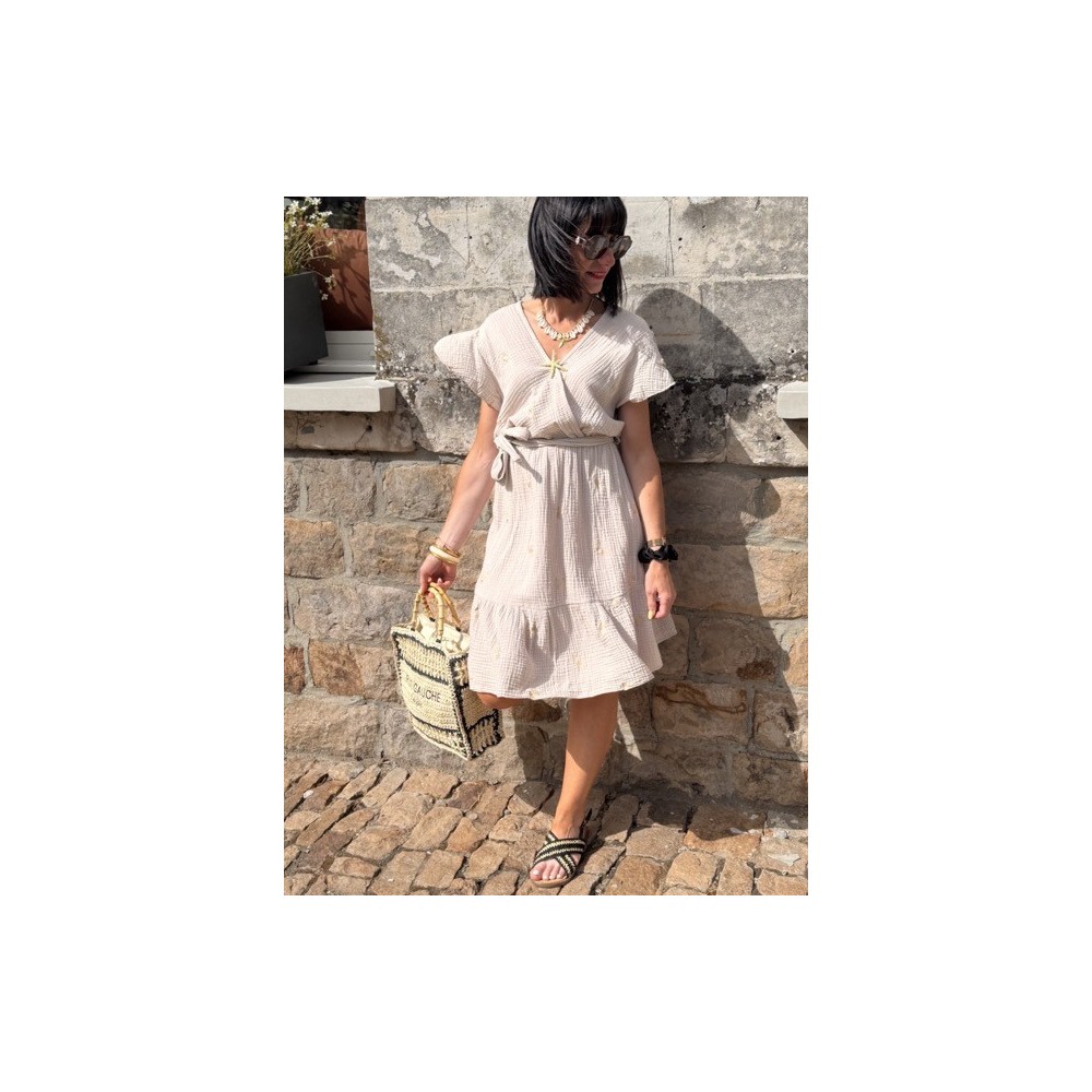Robe courte taille unique effet gaze de coton – Cache-cœur & taille élastiquée avec broderies florales | Collection Le Soleil Robe courte taille unique effet gaze de coton – Cache-cœur & taille élastiquée avec broderies florales | Collection Le Soleil