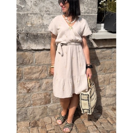 Robe courte taille unique effet gaze de coton – Cache-cœur & taille élastiquée avec broderies florales | Collection Le Soleil