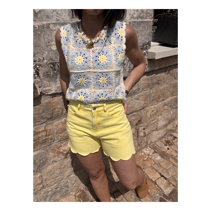Short jaune pastel festonné – style estival féminin