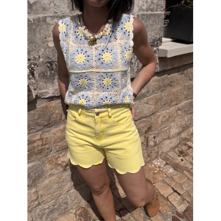 Short jaune pastel festonné – style estival féminin