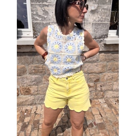 Short jaune pastel festonné – style estival féminin