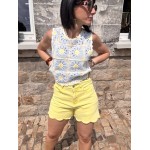 Short jaune pastel festonné – style estival féminin