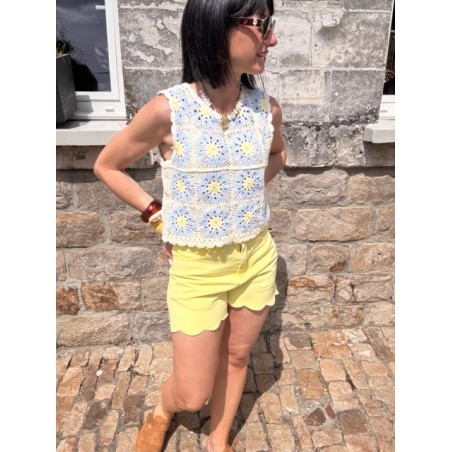 Short jaune pastel festonné – style estival féminin