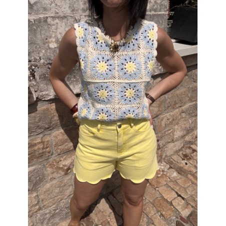Short jaune pastel festonné – style estival féminin
