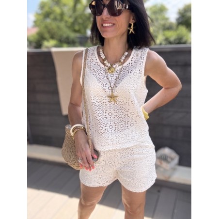 Top en dentelle blanc – dos boutonné élégant