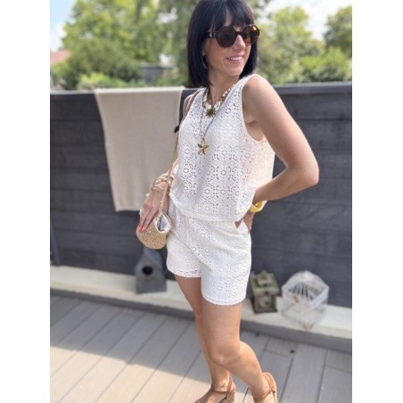 Top en dentelle blanc – dos boutonné élégant