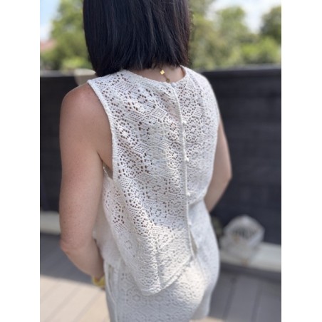 Top en dentelle blanc – dos boutonné élégant