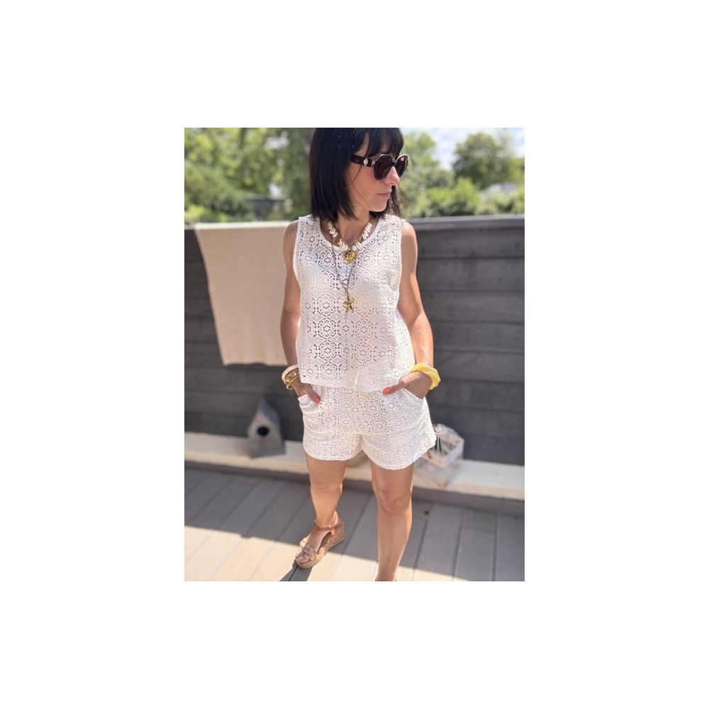 Short en dentelle doublé – blanc ou marron – taille élastique Short en dentelle doublé – blanc ou marron – taille élastique