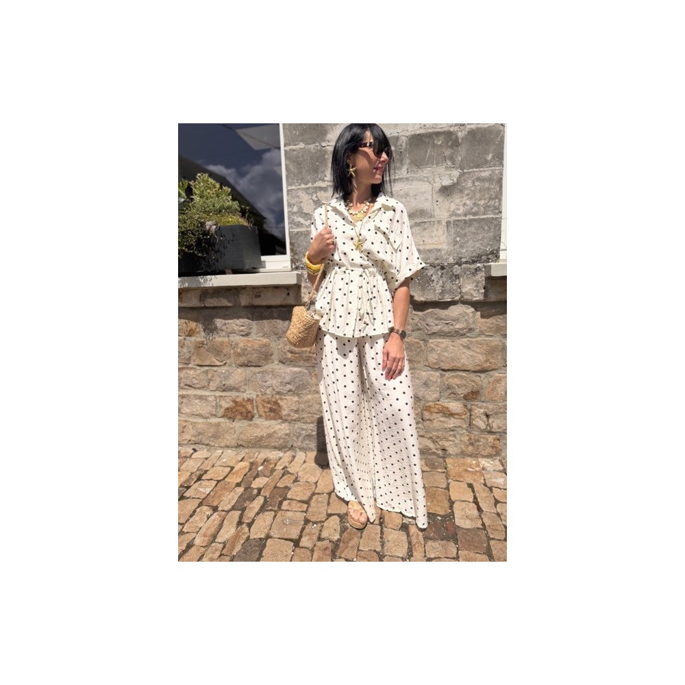 Ensemble fluide noir et blanc à pois – pantalon large & haut ceinturé Ensemble fluide noir et blanc à pois – pantalon large & haut ceinturé