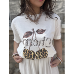 Top blanc motif cerise et léopard – Manches courtes, taille unique jusqu’à 42
