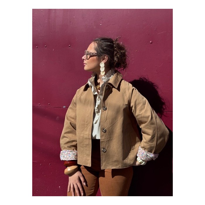 Trench Court Camel – Revers Fleuris Roses, Élégant et Féminin (S, M, L)